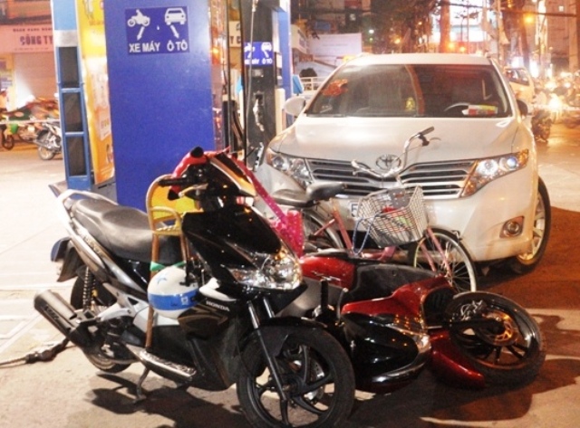 'Xế hộp' mất lái lao vào cửa hàng xăng ảnh 1